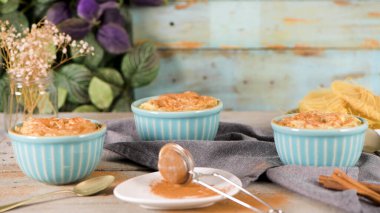 Aletria klasik bir Portekiz vermicelli pudingidir ve bu geleneksel olarak Noel zamanı servis edilir. Bu Portekiz 'in en sevdiği pudinglerden biri..