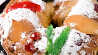 Bolo do Rei ya da Kralın Pastası, Noel için, Karnaval için ya da mutfak tezgahında Mardi Gras.