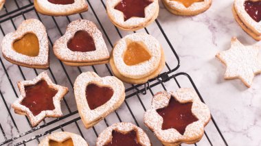 Homebaked Noel çerezleri ile meyve reçel dolum ve krema şeker.