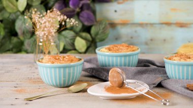 Aletria klasik bir Portekiz vermicelli pudingidir ve bu geleneksel olarak Noel zamanı servis edilir. Bu Portekiz 'in en sevdiği pudinglerden biri..