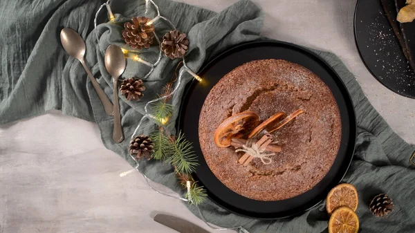 Weihnachtsorangenkuchen Mit Getrockneten Orangen Auf Weihnachtlich Dekorierter Küchenarbeitsplatte — Stockfoto