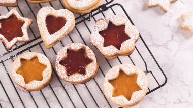 Homebaked Noel çerezleri ile meyve reçel dolum ve krema şeker.