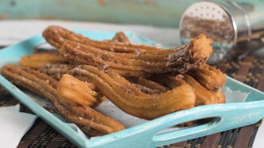 Sıcak çikolata sosu ahşap tezgah üstü daldırma ile geleneksel tatlıları.