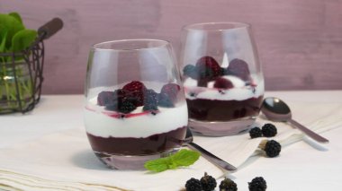 Ahududu, böğürtlen ve nane ile yoğurt çöl.