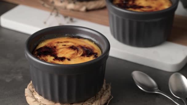 Creme Brulee Mangkuk Dengan French Vanilla Cream Dessert Dengan Gula — Stok Video