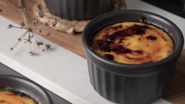 Brulee Cremoso Tigelas Com Sobremesa Creme Baunilha Francesa Com Açúcar — Vídeo de Stock