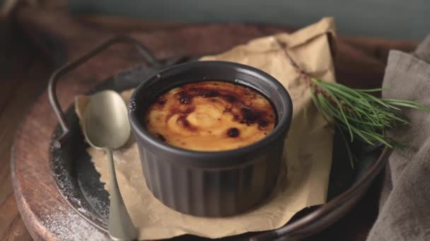 Krämbrulee Skålar Med Fransk Vaniljkräm Dessert Med Karamelliserat Socker Ovanpå — Stockvideo