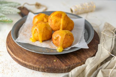 Rabanada 's poveiras with egg cream and tarnamon on on a kitchen counter during the Christmas season.