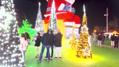 AGUEDA, PORTUGAL - CIRCA Aralık 2022: 21 metre boyuyla dünyanın en büyük Noel Baba 'sı, 250 metre boyuyla aydınlatıldı. 1000 Noel ışığı.