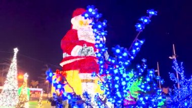 AGUEDA, PORTUGAL - CIRCA Aralık 2022: 21 metre boyuyla dünyanın en büyük Noel Baba 'sı, 250 metre boyuyla aydınlatıldı. 1000 Noel ışığı.