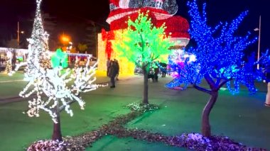 AGUEDA, PORTUGAL - CIRCA Aralık 2022: 21 metre boyuyla dünyanın en büyük Noel Baba 'sı, 250 metre boyuyla aydınlatıldı. 1000 Noel ışığı.