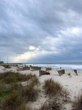 OVAR, PORTUGAL - 31 Aralık 2022: Portekiz 'in Ovar kentindeki Furadouro plajındaki kötü hava şartları nedeniyle Yeni Yıl Arifesi kutlamaları iptal edildi.