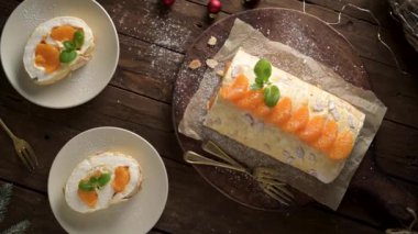 Kremalı ve mandalinalı kremalı kek. Roulade, seramik tabakta servis edilen yaz tatlısı..