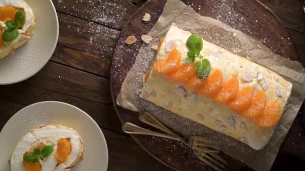 Kue Gulung Meringue Dengan Krim Dan Jeruk Roulade Makanan Penutup — Stok Video