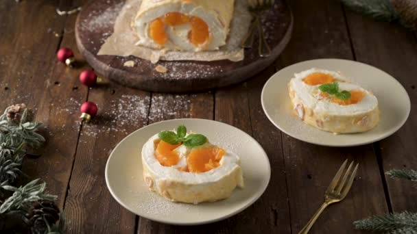 Baiser Rollkuchen Mit Sahne Und Mandarine Roulade Sommerliches Dessert Auf — Stockvideo