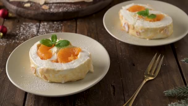 Torta Meringa Con Panna Mandarino Roulade Dessert Estivo Servito Piatto — Video Stock