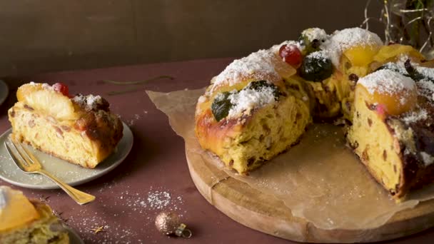 Bolo Rei King Cake クリスマスのために作られました キッチンカウンター上のCarnavaleまたはMardi Gras — ストック動画