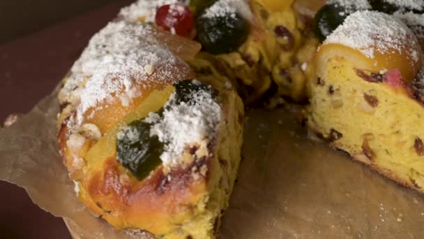Bolo Rei King Cake クリスマスのために作られました キッチンカウンター上のCarnavaleまたはMardi Gras — ストック動画