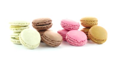 Beyaz arka plan üzerinde renkli Fransız macarons.