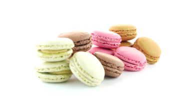 Beyaz arka plan üzerinde renkli Fransız macarons.