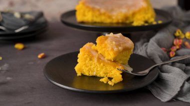 Vizela 'dan Portekiz usulü kek Bolinhol, tabakta servis edilir. Mutfak tezgahında..