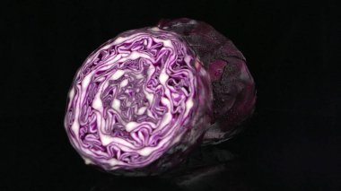 Kırmızı lahana siyah arka plan üzerinde döndürme.