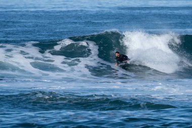 Güneşli bir kış gününde sörf yapan sörfçü..