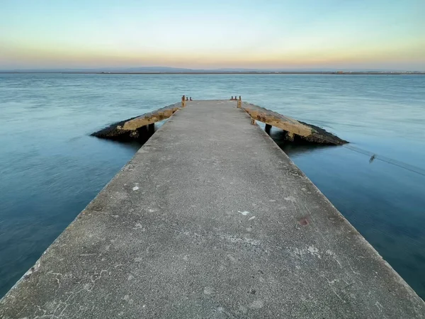 Пустой Бетонный Пирс Риа Авейро Португалии Впечатляющим Небом Спокойной Водой — стоковое фото
