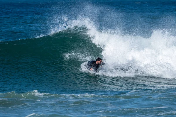 Bodyboarder Surfování Vlny Oceánu Slunném Zimním Dni — Stock fotografie