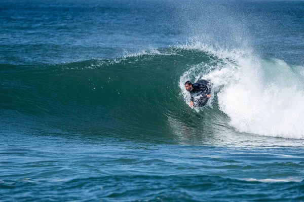Bodyboarder Surfeando Ola Oceánica Soleado Día Invierno — Foto de Stock
