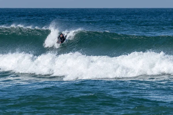 Bodyboarder Surfar Onda Oceano Dia Ensolarado Inverno — Fotografia de Stock