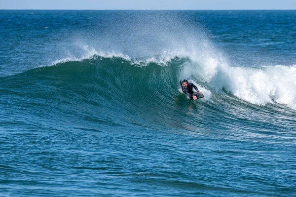 Bodyboarder Surfeando Ola Oceánica Soleado Día Invierno —  Fotos de Stock