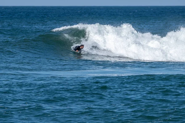 Bodyboarder Surfing Gelombang Laut Pada Hari Musim Dingin Cerah — Stok Foto