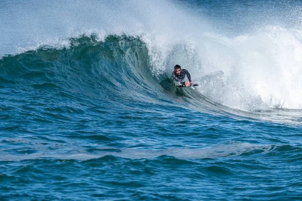 Bodyboarder Surfeando Ola Oceánica Soleado Día Invierno —  Fotos de Stock