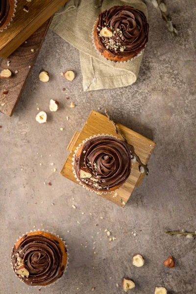 Suklaa Siru Muffinssit Koristeltu Suklaa Ganache Hasselpähkinä Vintage Tumma Keittiö — kuvapankkivalokuva
