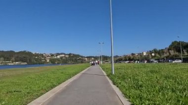 GAIA, PORTUGAL - CIRCA MARCH 2023: Douro 'nun kıyısında bisiklet sürme görüntüsü - Serra do Pilar' dan Portekiz 'deki Areinho de Avintes' e kadar. Bisiklet pistine ve doğal manzaraya geniş bir açıdan bakıyor..