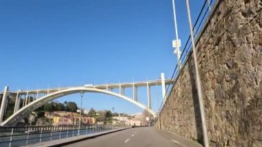 GAIA, PORTUGAL - CIRCA MARCH 2023: Douro 'nun kıyısında bisiklet sürme görüntüsü - Serra do Pilar' dan Portekiz 'deki Areinho de Avintes' e kadar. Bisiklet pistine ve doğal manzaraya geniş bir açıdan bakıyor..