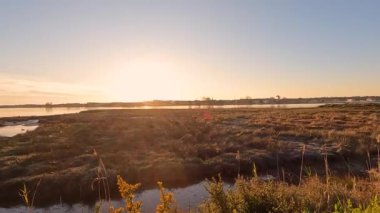 Panoramik günbatımı üzerinde Ria de Aveiro, Ovar, Portekiz.