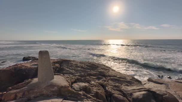 Θέα Στη Θάλασσα Από Την Εκκλησία Senhor Pedra Στην Παραλία — Αρχείο Βίντεο