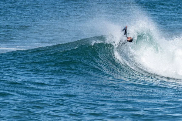 Bodyboarder Surf Onda Oceanica Una Giornata Invernale Soleggiata — Foto Stock