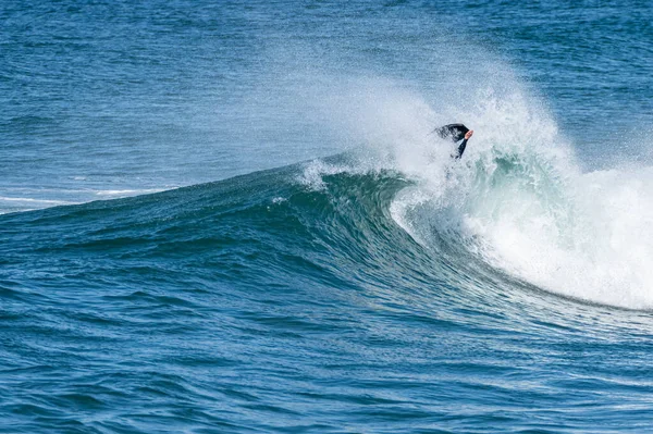 Bodyboarder Surfování Vlny Oceánu Slunném Zimním Dni — Stock fotografie