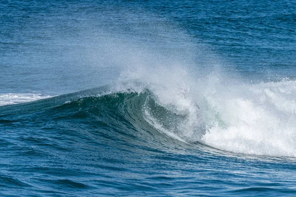 Testrészes Szörfözés Óceán Hullám Egy Napsütéses Téli Napon — Stock Fotó