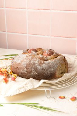 Tahta masanın üstünde yumurta olan Paskalya folar..