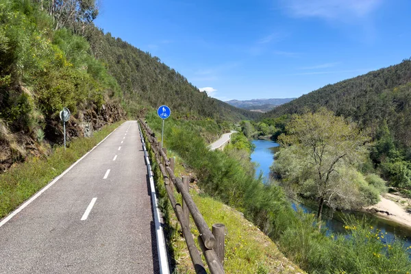 在葡萄牙的Sever Vouga 骑自行车的照片 介绍自行车道和自然景观的全景 — 图库照片