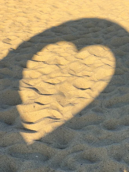 Reste Eines Herzförmigen Strukturschattens Auf Sand Strand Mit Zahlreichen Fußabdrücken — Stockfoto
