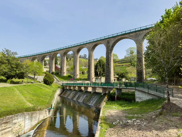 ポルトガルのVouzelaにある古い鉄道橋と庭園 晴れた日の午後 — ストック写真