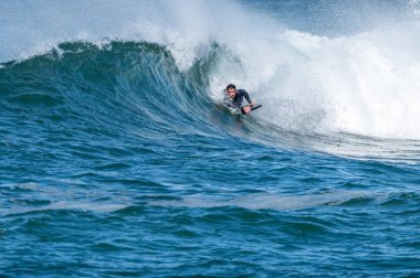 Güneşli bir kış gününde sörf yapan sörfçü..