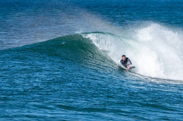 Bodyboarder Surft Auf Der Meereswelle Einem Sonnigen Wintertag — Stockfoto