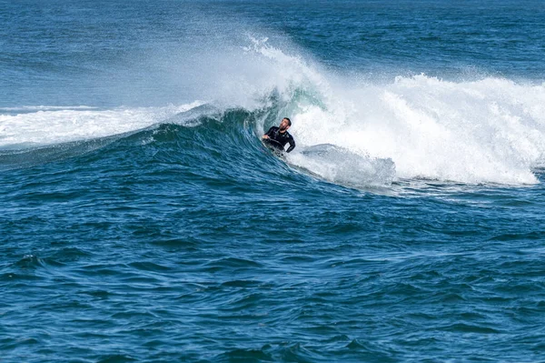 Bodyboarder Surfar Onda Oceano Dia Ensolarado Inverno — Fotografia de Stock