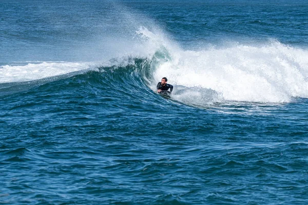 Бодібілдер Серфінгує Океанічну Хвилю Сонячний Зимовий День — стокове фото